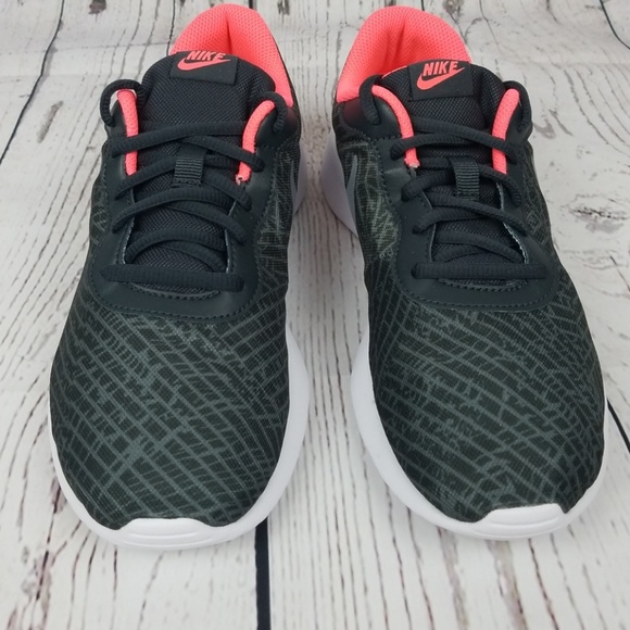 NWB Nike Tanjun - Picture 2 of 8